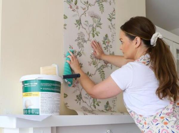 Catherine Carton tackles a chimney breast wallpaper project in her own living room. Catherine Carton tackles a chimney breast wallpaper project in her own living room.