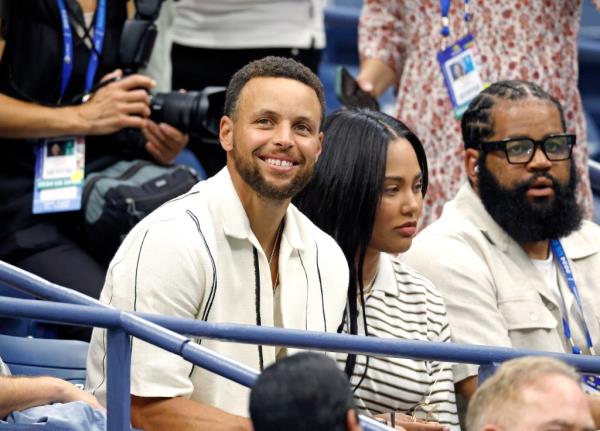 Steph Curry和他的妻子Ayesha Curry在Aryna Sabalenka [2]对阵Jessica Pegula [6]的比赛中观看。